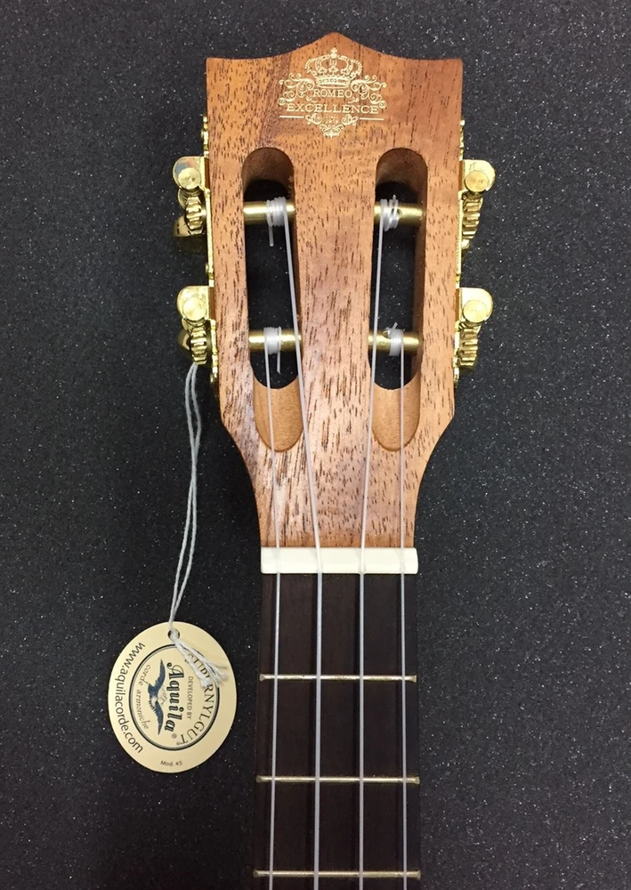 יוקללה טנור ";26 Romeo Excellence UK-2660D-26 lady sound hole