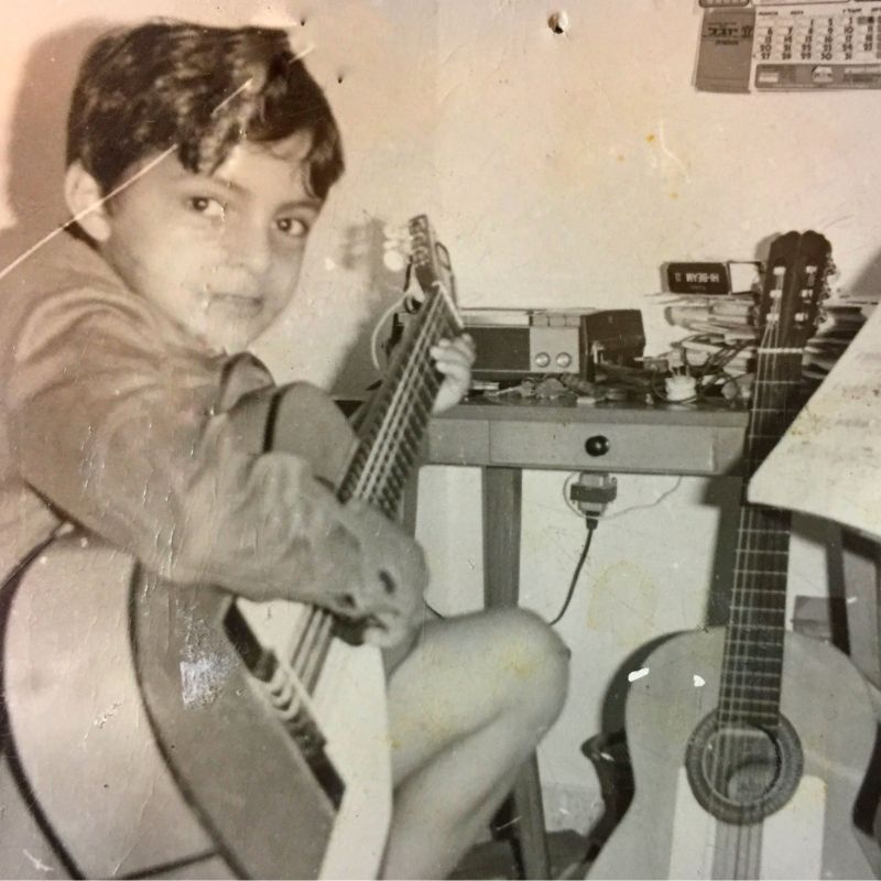 כילד מנגן על גיטרה 